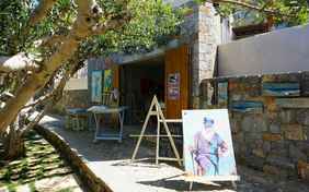 Die deutsch-griechische Künstlerin Jazzmin bietet in ihrem Hotel-Atelier Malkurse für Kinder und Erwachsene an